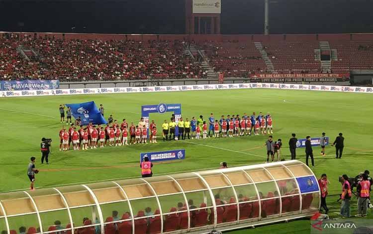 Bali United ditahan imbang 1-1 melawan Persib Bandung pada laga lanjutan pekan ke-12 Liga 1 Indonesia 2024/2025 di Stadion Kapten I Wayan Dipta, Kabupaten Gianyar, Bali, Selasa (7/1/2025). ANTARA/Dewa Ketut Sudiarta Wiguna