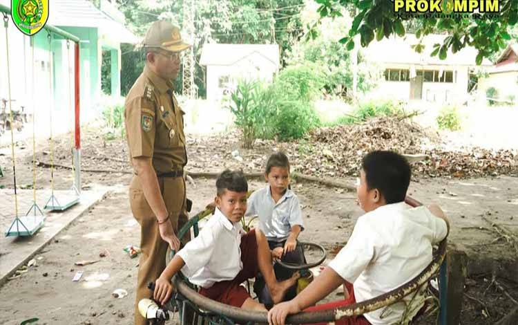 Pj Wali Kota Palangka Raya Soroti Peningkatan Sarana Pendidikan di Rakumpit