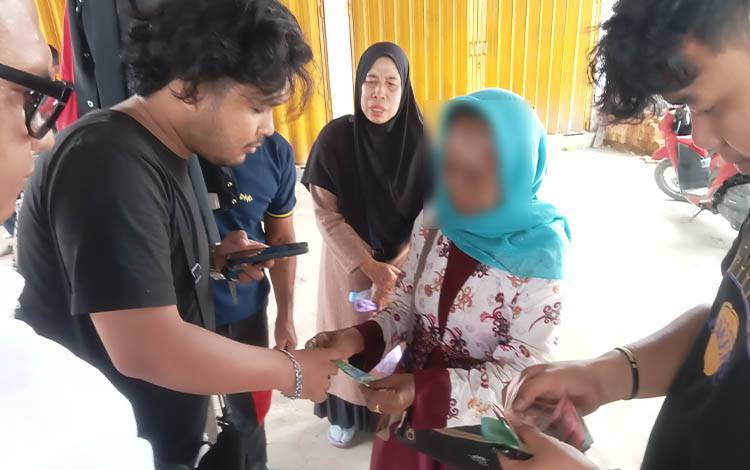 Nenek di Sampit Nyaris Diamuk Warga karena Belanja dengan Uang Mainan