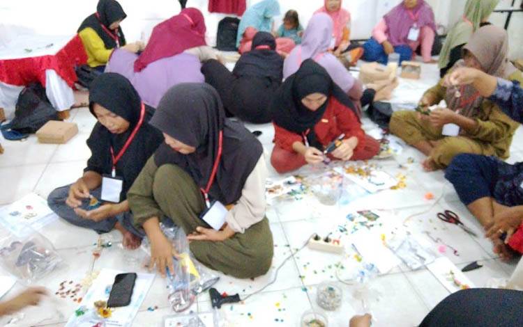 Limbah Kulit Kerang dan Sisik Ikan Disulap Jadi Kerajinan Bernilai Ekonomi