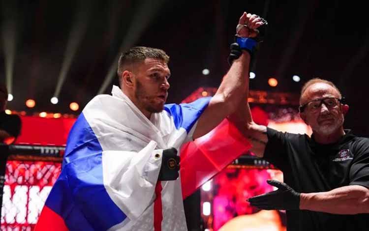 Petarung MMA Vadim Nemkov siap berangkat ke Dubai untuk menghadapi veteran kelas berat Tim Jhonson pada ajang Bellator Dubai di Coca-Cola Arena pada 25 Januari 2025. (Laman MMA Fighting/Cooper Neill/Getty Images)