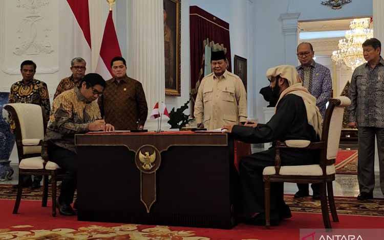 Presiden RI Prabowo Subianto menyaksikan penandatanganan nota kesepahaman atau memorandum of understanding (MoU) untuk sektor perumahan terkait pendanaan 1 juta hunian bagi Masyarakat Berpenghasilan Rendah (MBR) antara Menteri Perumahan dan Kawasan Permukiman (PKP) Maruarar Sirait dan investor Qatar Sheikh Abdul Aziz Al Thani di Istana Merdeka, Jakarta, Rabu (8/1/2025). (ANTARA/Livia Kristianti)