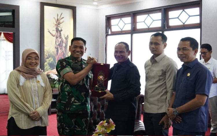 Ketua DPRD Kalteng Jalin Sinergitas dengan Danrem 102 Panju Panjung