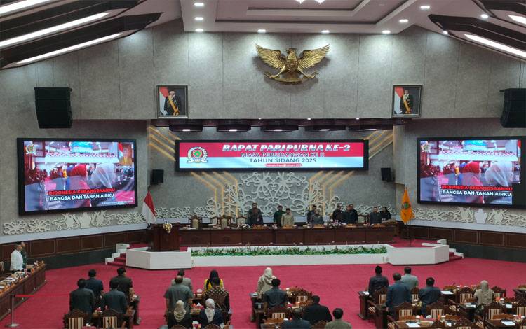 Ketua DPRD Kalteng Arton S Dohong bersama jajaran Wakil Ketua DPRD saat memimpin rapat paripurna ke - 2 masa sidang II tahun 2025 (Foto : PATHUR)