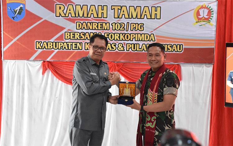 Pj Bupati Kapuas Sambut Kedatangan Danrem 102 Panju Panjung