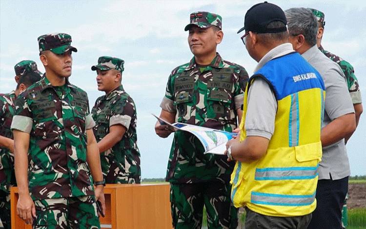 Dandim Kapuas Dampingi Danrem Tinjau Brigade Pangan di Dadahup
