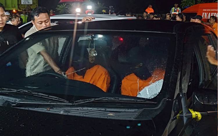 Penyidik dari Pusat Polisi Militer Angkatan Laut (Puspomal) saat melakukan rekonstruksi dengan menghadirkan para pelaku penembakan bos rental di Rest Area Km 45, Tol Tangerang-Merak, Banten, Sabtu (11/1/2025) dini hari. ANTARA/Azmi Samsul Maarif