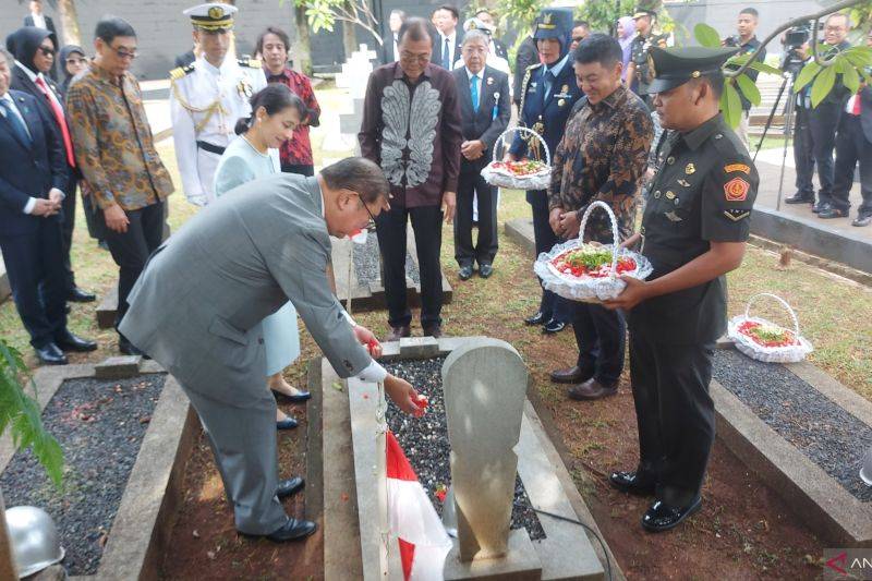 PM Ishiba Tabur Bunga di Makam Prajurit Jepang Pejuang Kemerdekaan RI