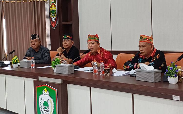 Plt Ketua Dewan Adat Dayak Kotawaringin Timur Gahara memimpin rapat internal, Sabtu, 11 Januari 2025. (FOTO: DEWIP)