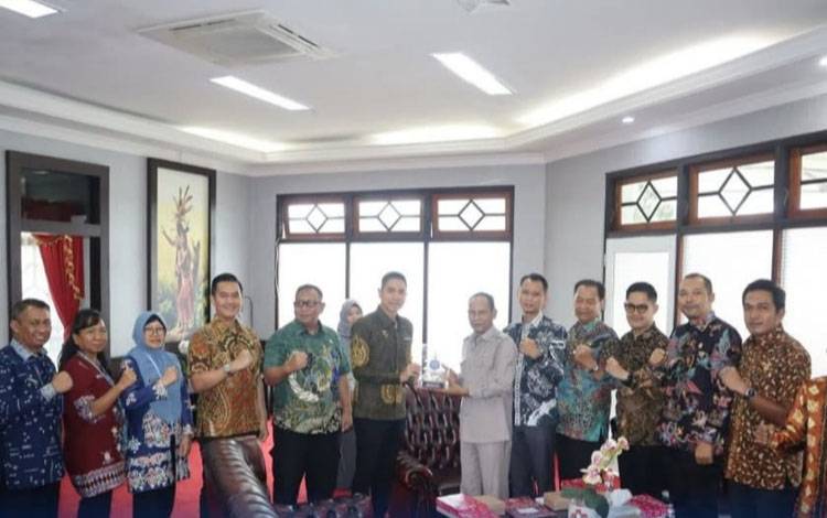 Kepala BNNP Kalteng Brigjen Pol Joko Setiono saat memberikan cinderamata kepada Ketua DPRD Kalteng Arton S Dohong (Foto : BNNP Kalteng)