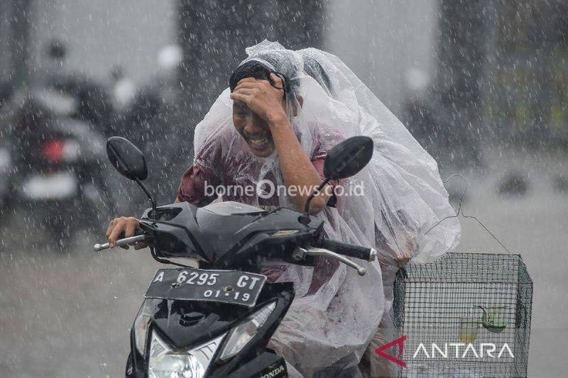 BMKG: Waspada Hujan Petir di Sebagian Besar Ibu Kota Provinsi