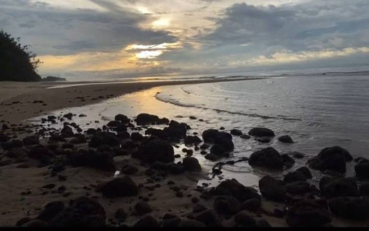 Menikmati Keindahan Alami Pantai Sungai Jati di Seruyan