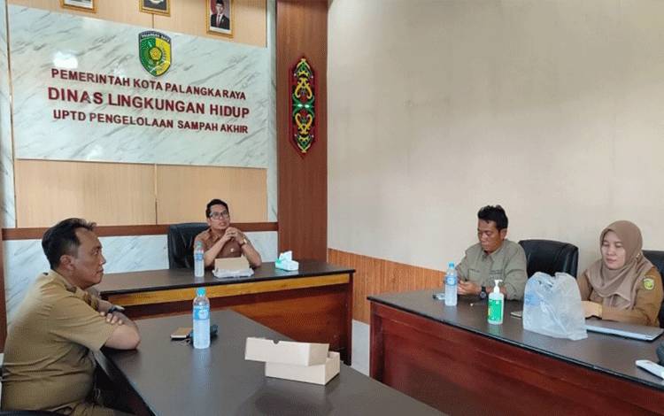 Kepala DLH Palangka Raya Ancam Tindak Tegas Pelaku Usaha Nakal Terkait Sampah B3