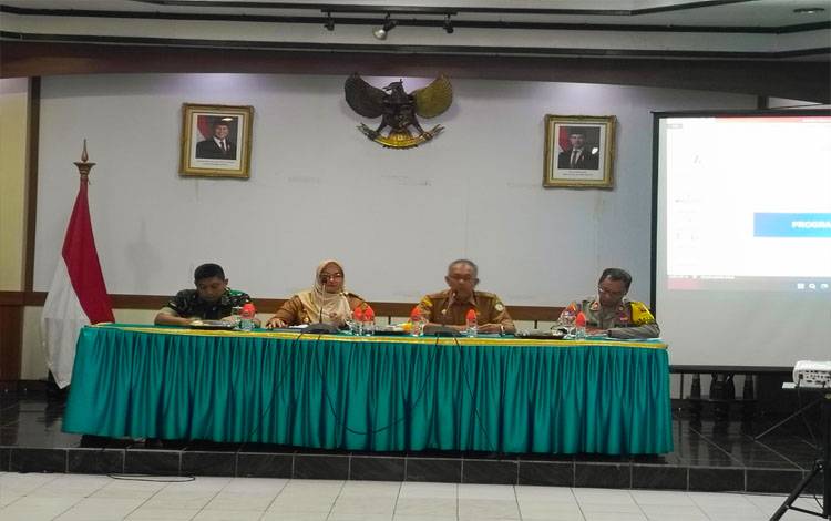 Pj Sekda Kotim Sanggul Lumba Gaol (nomor dua dari kanan) saat memimpin rapat, Senin, 13 Januari 2025. (FOTO ; DEVI*?