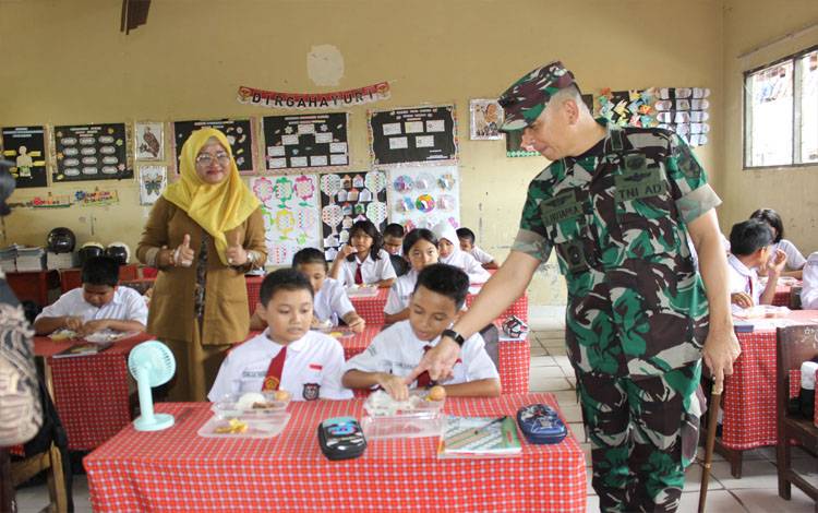 Dandim Pastikan Program Makan Bergizi Presiden Prabowo Tiba di SDN 9 Palangka Raya