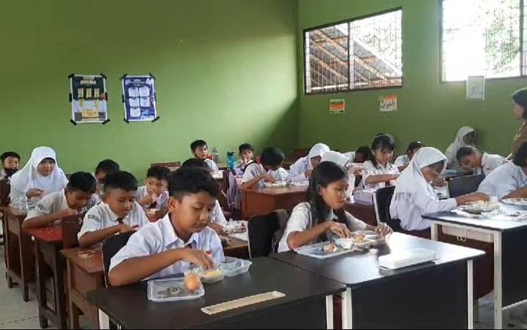 Program Makan Bergizi Gratis Dijalankan di 16 Sekolah di Palangka Raya