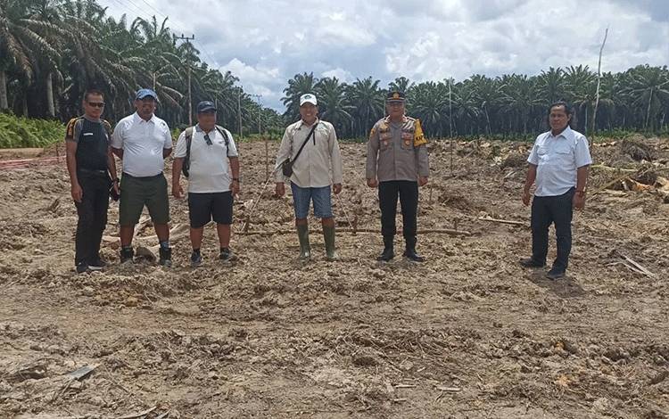 Kapolsek Hanau Tinjau Kesiapan Lahan Tumpang Sari di Desa Rungau Raya