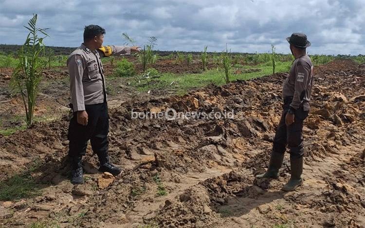 Polsek Hanau Cek Kesiapan Lahan Tumpang Sari Tanaman Jagung di Desa Parang Batang
