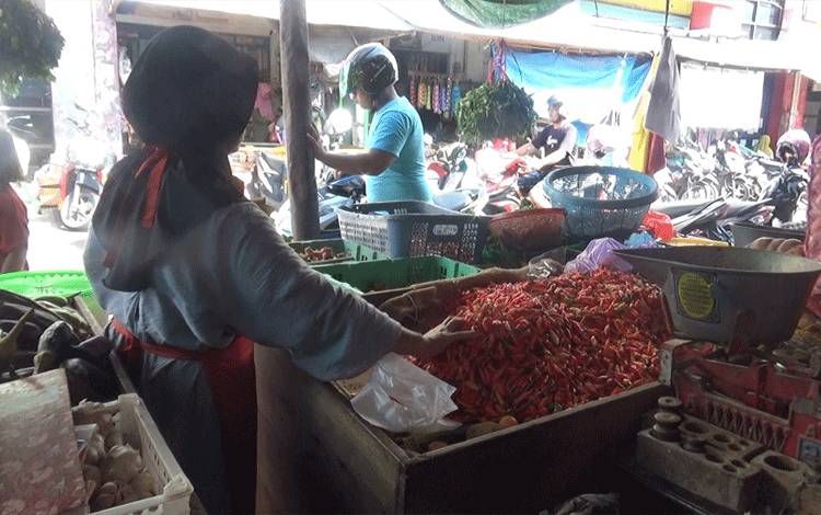 Harga Cabai di Pasar Kuala Pembuang Melonjak Hingga Rp 100 Ribu per Kilogram