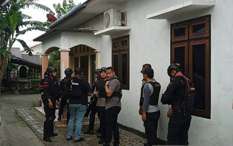 Tim Gabungan Kepung Pelaku Penembakan Anggota Polisi Militer