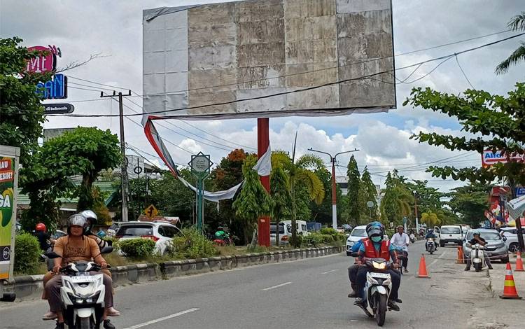 Baliho Simpang MT Haryono-HM Arsyad Sampit Menggelantung, Bahayakan Pengendara di Jalan