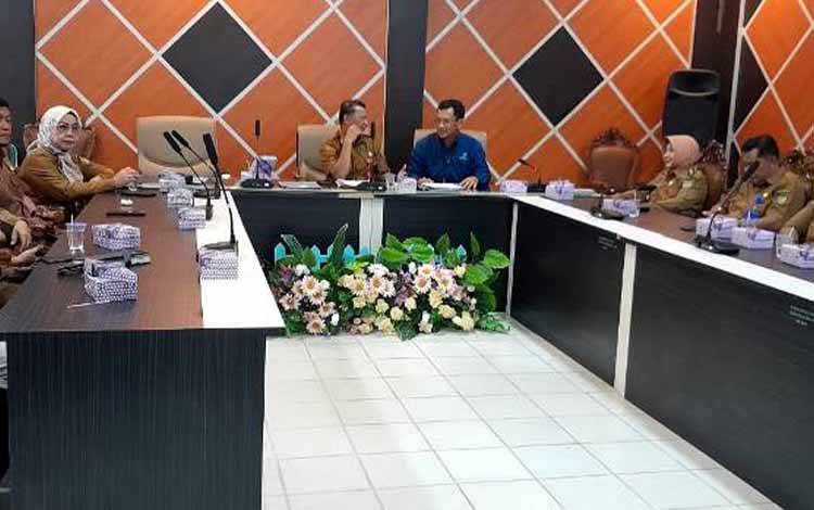 Pj Sekda Barito Utara Jufriansyah didampingi Staf Ahli Bupati drg Dwi Agus Setijowati dan asisten sekda, H gazali serta mewakili kepala perangkat daerah saat menghadiri zoom meeting pengendalian inflasi bersama Mendagri, Senin, 13 Januari 2025 lalu. (Foto: Dhani)
