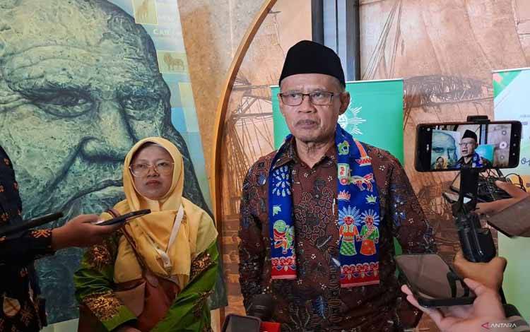 Ketua Umum Pengurus Pusat (PP) Muhammadiyah Haedar Nashir (kanan) ditemui usai Tanwir 1 Aisyiyah di Jakarta, Rabu (15/1/2025). (ANTARA/Lintang Budiyanti Prameswari)
