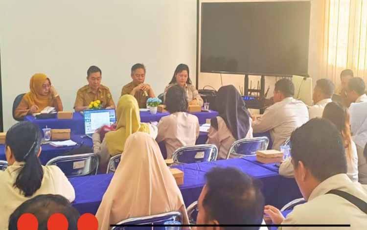 Pertemuan Dinsos dengan SDM PKH dan TKSK dalam verifikasi DTKS. (FOTO: HUMAS)