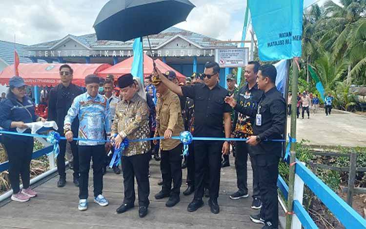 Bupati Kotim Resmikan Dermaga Palingkau di Desa Sei Ijum Raya