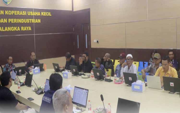 Rapat DPKUKMP Palangka Raya dengan pedagang Pasar Kameloh. (FOTO: HENDRI)