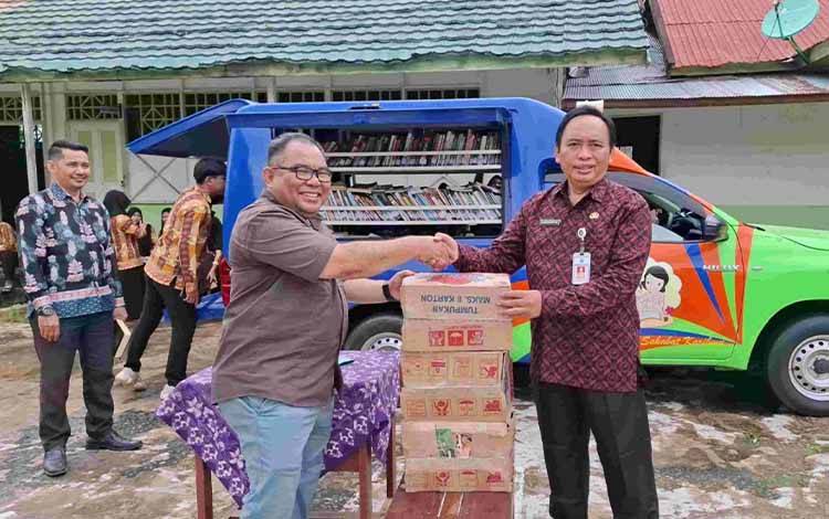 Disarpustaka Kapuas Hibahkan 300 Buku untuk MAS An Nur