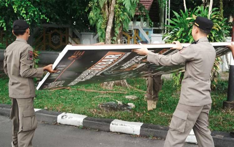 Pemko Palangka Raya Turunkan 2 Reklame Liar di Hari Pertama Penertiban