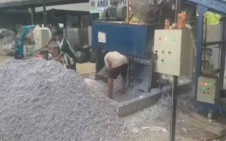 Pemko Palangka Raya Terapkan Pemusnahan Sampah Kertas Tanpa Bakar