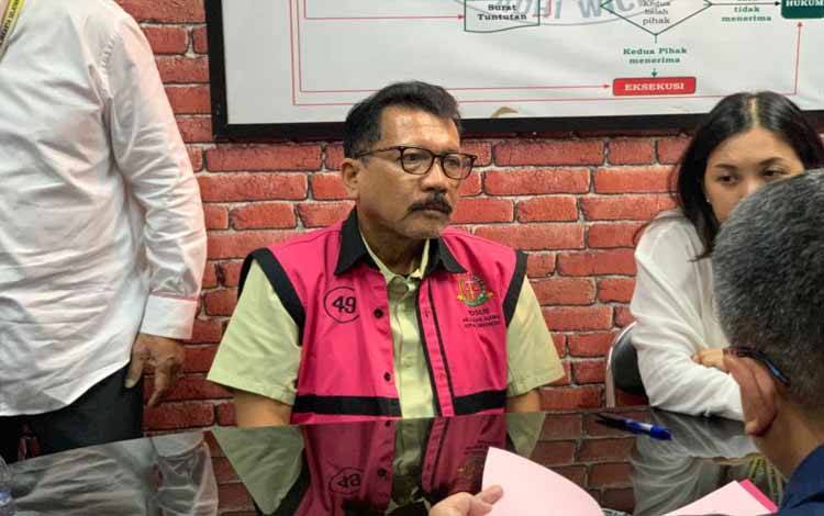 Tersangka kasus dugaan pemufakatan jahat berupa suap dalam penanganan perkara Ronald Tannur di tingkat kasasi, Zarof Ricar (ZR), diserahkan kepada jaksa penuntut umum (JPU) Kejaksaan Negeri Jakarta Selatan pada Kamis (16/1/2025). ANTARA/HO-Kejaksaan Agung RI