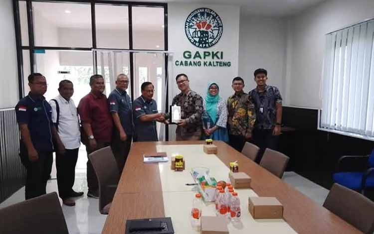 Sekretaris Eksekutif Gabungan Pengusaha Kelapa Sawit Indonesia atau Gapki Kalimantan Tengah, Rawing Rambang (bersalaman-kiri) menerima kunjungan tamu yang datang ke kantor GAPKI Cabang Kalteng. (FOTO: Istimewa)