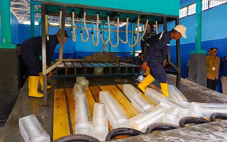 Pabrik Es Mentaya Mampu Produksi 200 Balok Es Per Hari, Harga Terjangkau untuk Nelayan