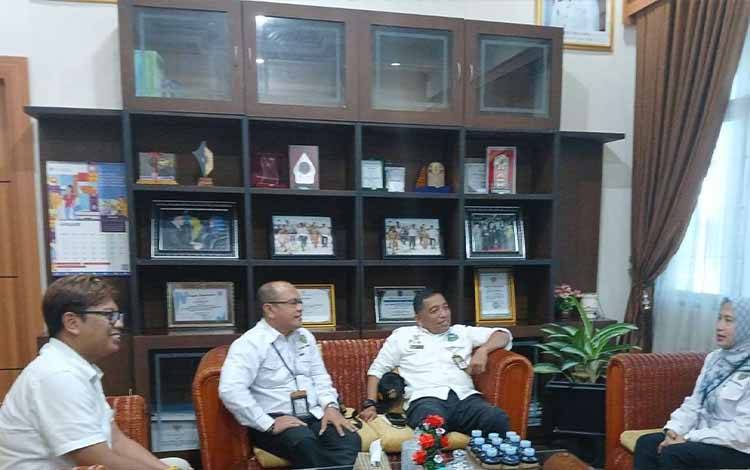 Suasana diskusi dengan Kepala Balai Veteriner Banjarbaru Putut Eko Wibowo bersama tim. (FOTO: IST)