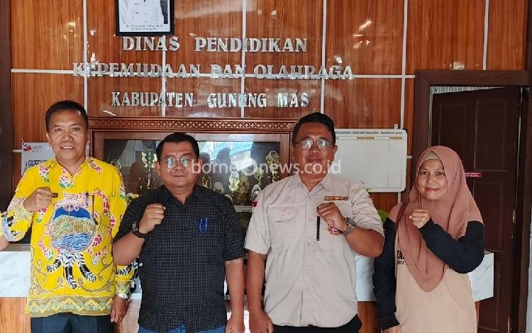 Ketua Karang Taruna Kabupaten Gunung Mas Isnaini bersama Kepala Disdikpora Gumas Aprianto dan lainnya. (FOTO: IST)