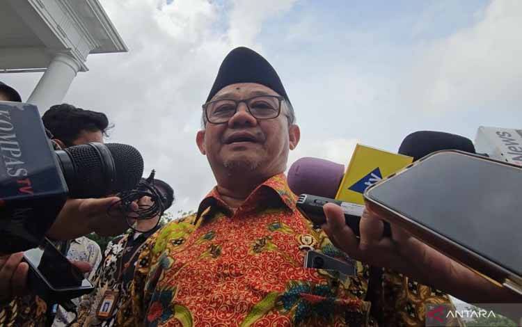Menteri Pendidikan Dasar dan Menengah (Mendikdasmen) Abdul Mu'ti di Istana Kepresidenan Jakarta, Jumat (17/1/2025). (ANTARA/Livia Kristianti)