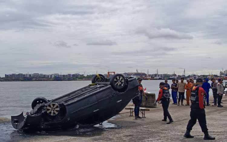 Mobil Purnawirawan TNI Ditemukan Terbalik di Lumpur