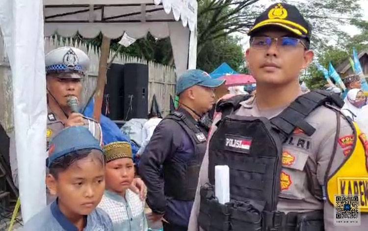 Selain Amankan Haul Kiai Gede, Polres Kobar juga Bantu Anak Terpisah dari Orangtua