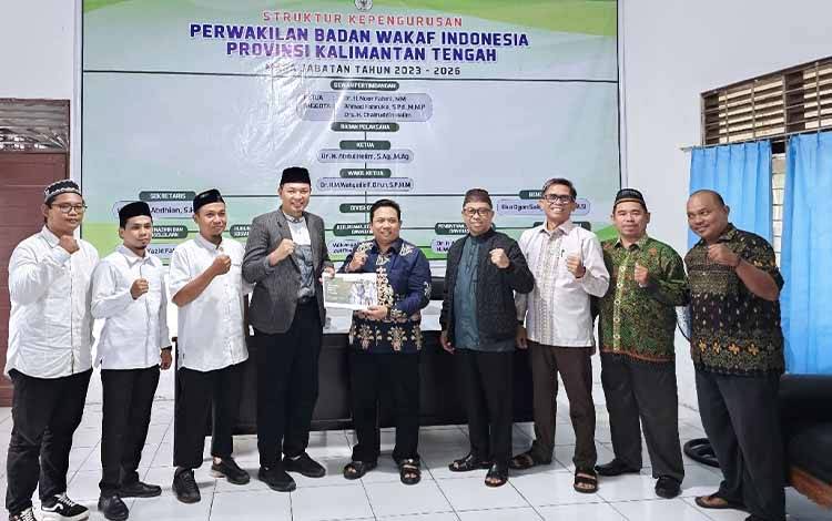 Foto Bersama saat rangkaian silaturahmi Yayasan Mutiara Tarbiyah dan Badan Wakaf Indonesia di Palangka Raya, 19 Januari 2025. (FOTO: IST)