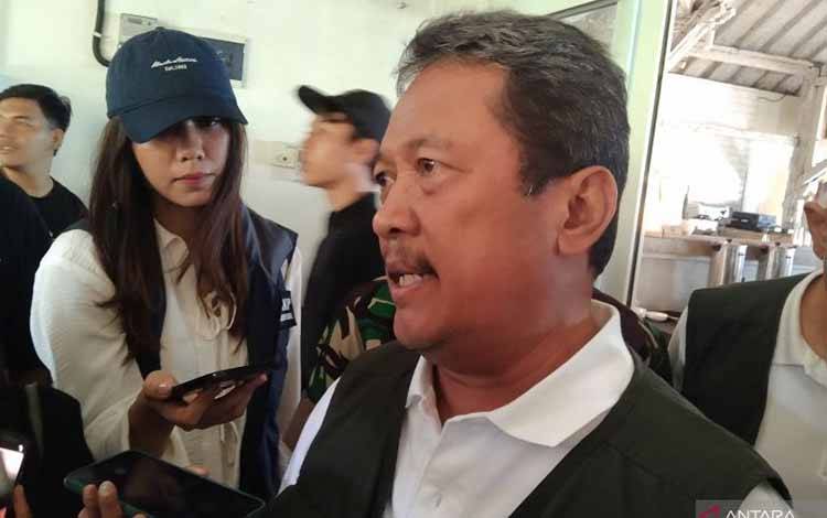 Menteri Kelautan dan Perikanan Sakti Wahyu Trenggono diwawancarai wartawan di Pantai Kedonganan, Kabupaten Badung, Bali, Minggu (19/1/2025) ANTARA/Dewa Ketut Sudiarta Wiguna