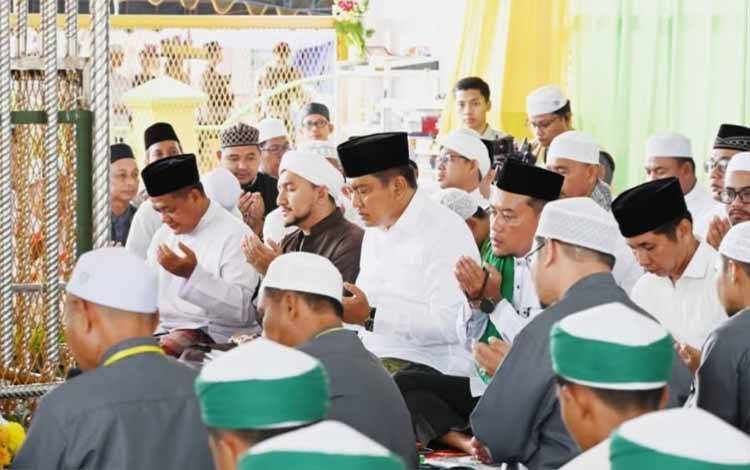Hadiri Haul Kiai Gede Tahun 2025, Pj Bupati Kobar Ajak Masyarakat Teladani Ajarannya