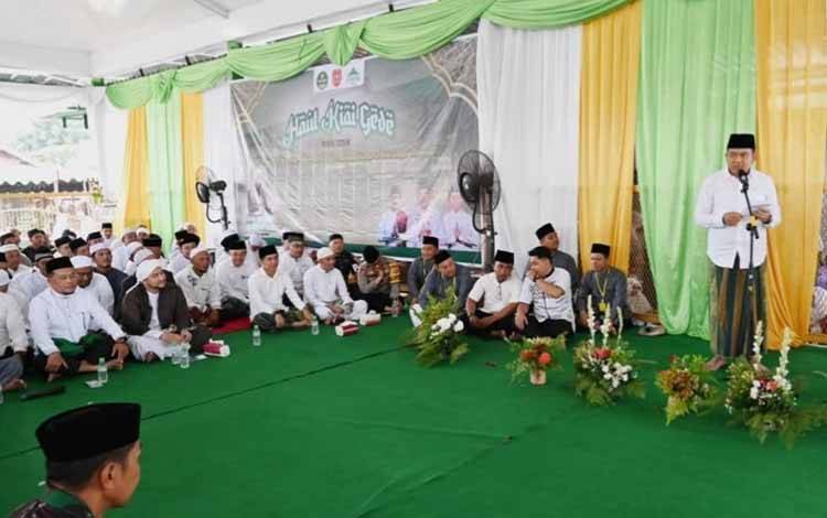 Pj Bupati Kobar Budi Santosa saat memberikan sambutan pada Haul Kiai Gede Tahun 2025.