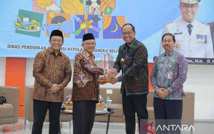 Penjabat Gubernur Kepulauan Babel Sugito (dua dari kanan) memberikan cenderamata kepada Mendikdasmen Abdul Mu'ti (dua dari kiri) di Pangkalpinang, Minggu (19/1/2025). (ANTARA/HO-Diskominfo Babel)