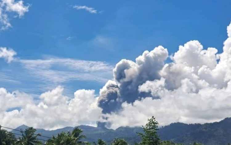 Gunung Dukono Semburkan Abu vulkanik Setinggi 1,1 Kilometer