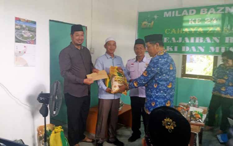 Baznas Gunung Mas Peringati Milad ke-24 dengan Beri Bantuan Korban Kebakaran Rumah