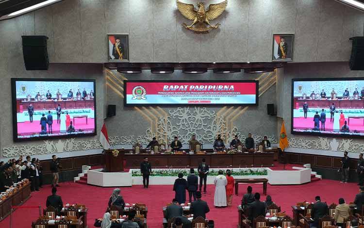 Freddy Ering dan Nyelong Inga Simon Resmi Dilantik sebagai Anggota PAW DPRD Kalteng