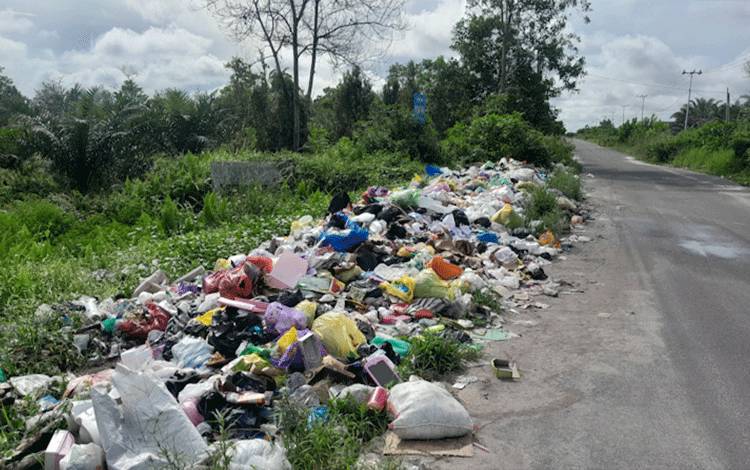 Penumpukan sampah di Jalan G. Obos XXIV, tepatnya di depan Gang Raden Muda. (FOTO:MARINI)